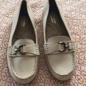 Cream naturalizer flats